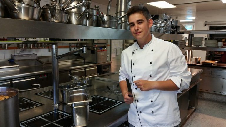 Ich kann gut mit Leuten umgehen und bin davon überzeugt, dass das der perfekte Job für mich ist. Schon als Kind habe ich meiner Oma oft in der Herberge geholfen. Mit der Jobzusage im Löwen Hotel Montafon in Schruns ist für mich ein Traum in Erfüllung gegangen. Die Ausbildung fängt in der Küche an, ich freue mich sehr darauf. Andre Hübler, 16, Bludenz