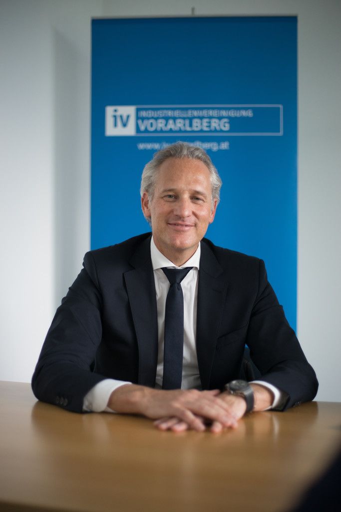 Ich wünsche allen eine erfolgreiche Matura und eine verdiente Erholung im Sommer. Ein neuer Lebensabschnitt steht bevor, und ich wünsche Euch, dass Ihr mit dem notwendigen Mix aus Ernsthaftigkeit, Freude und Gelassenheit begegnet. Martin Ohneberg