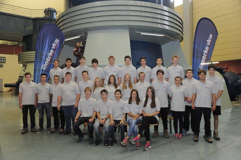 ILLWERKE VKW: 31 Jugendliche begannen ihre Lehre beim größten Energiedienstleister des Landes. illwerke vkw bildet Jugendliche in acht verschiedenen Lehrberufen aus. Neben einer umfassenden fachlichen Schulung legt man auch besonderen Wert auf die Förderung der persönlichen Fähigkeiten und der Sozialkompetenz. Aus diesem Grund ging es für die Neuankömmlinge zuallererst auf ein zweitägiges Kennenlern-Outdoor-Seminar auf den Golm. Foto: illwerke