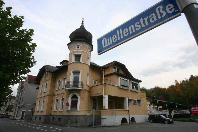 Im ehemaligen Gasthaus Falken in Bregenz hat sich der Pokerkönig mit seinem „Casino“ viel Ärger eingehandelt. Foto: VN/Hofmeister