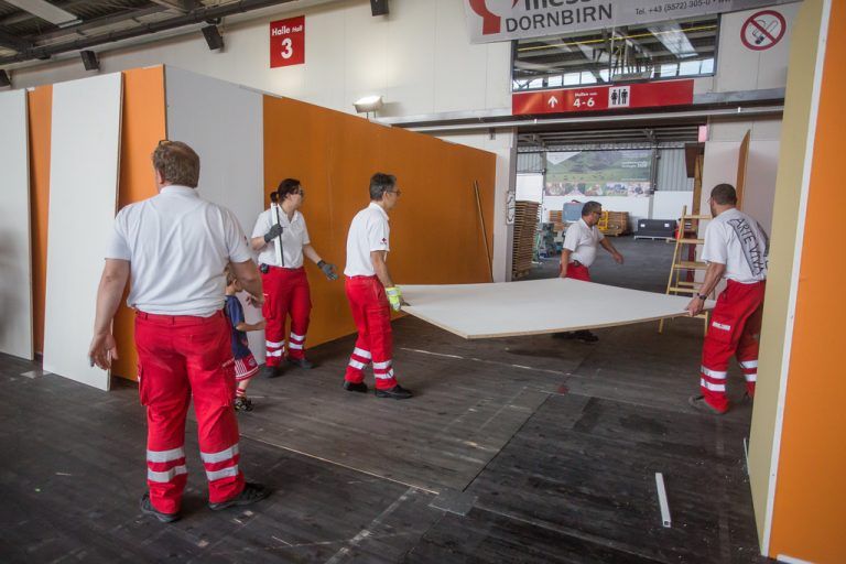 Im Mai errichtete das Rote Kreuz das erste Großquartier in einer Halle in Vorarlberg. Mittlerweile sind es vier.  Foto: VN/Steurer