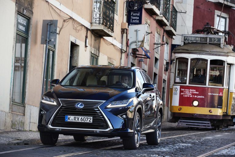 Im neuen Gewand und verbesserter Technik fährt ab Jänner 2016 die dritte Generation des Lexus RX 450h vor. Fotos: Werk