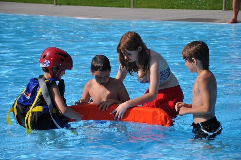 Im Rahmen der Aktion „Baderatte“ wird den Kindern richtiges Verhalten im Wasser vermittelt. Foto: sicheres vorarlberg