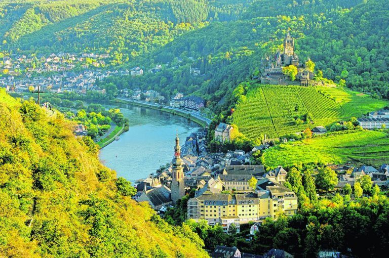 Im Rhein-Mosel-Gebiet treffen romantische Schlösser und Burgen auf Weinberge und verträumte Ortschaften.
