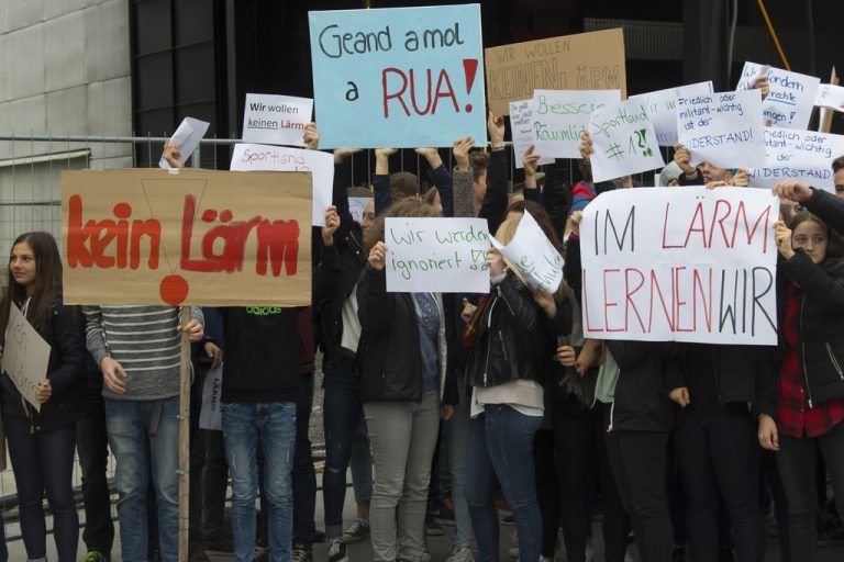 So war das vor gut einem Jahr: Die Schüler des Sportgymnasiums protestierten gegen die Lärmbelastung.  Foto:VN/Paulitsch
