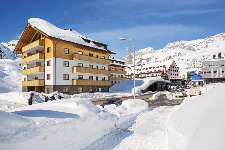 In der Dorfmitte befindet sich der Gebäudekomplex des traditionsreichen Hospiz-Hotels.