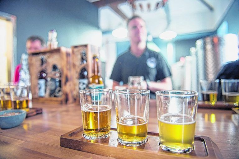 In der kleinen Brauerei werden drei unterschiedliche Biere hergestellt.