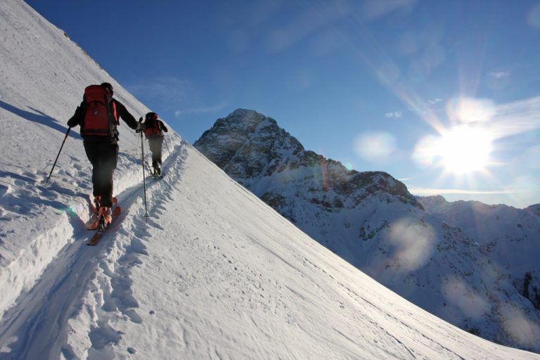 Individuelle SkitourenVom Einsteigerkurs bis zur Suche von Lawinenopfern: Das Skitourencamp findet vom 15. bis 17. Januar 2016 statt. Jeder Teilnehmer kann dabei aus vier Bausteinen wählen.