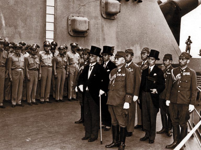 Japans Delegation mit Minister Mamoru Shigemitsu (mit Gehstock) auf dem US-Kriegsschiff Missouri zur Unterzeichnung der Kapitulation. RTS