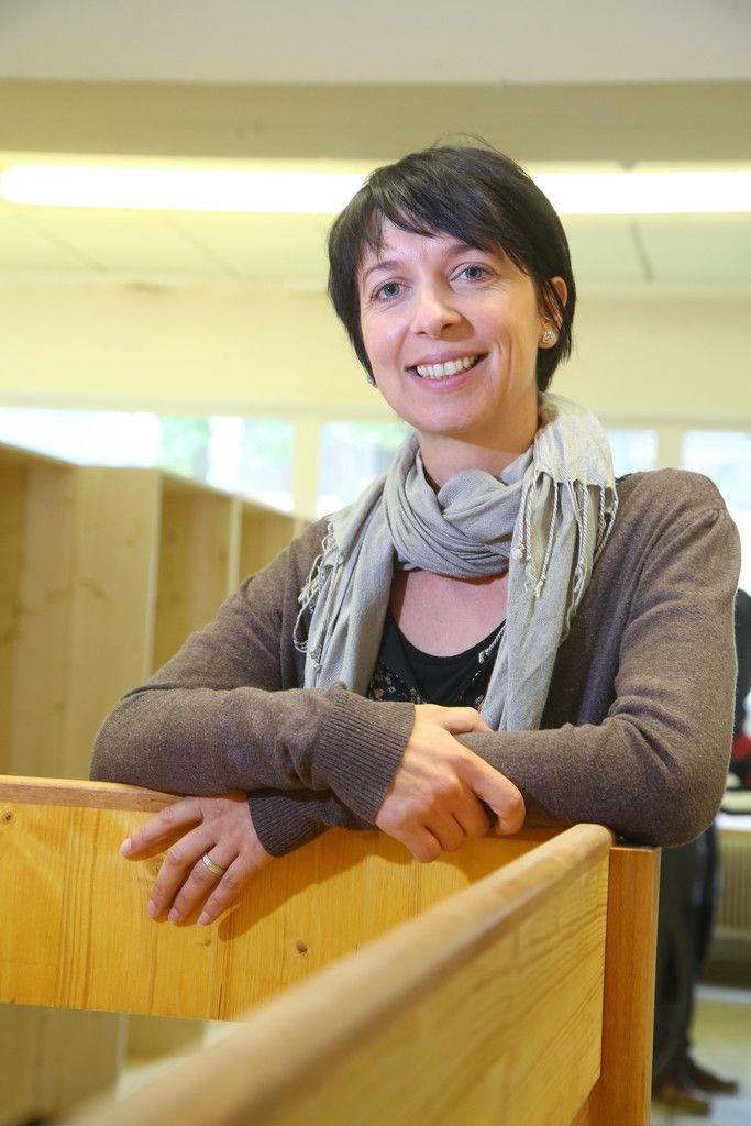 Jasmin Stevic-Schmidt in der Tischlerei des „Haus Abraham“. Dort finden die Bewohner des Hauses Beschäftigung. Foto: VN/Hofmeister