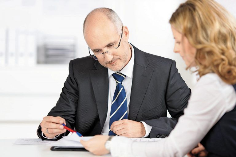 Jeder zweite Makler ist bereits über 50 Jahre alt. Nun versucht die Branche, junge Menschen für sich zu gewinnen.