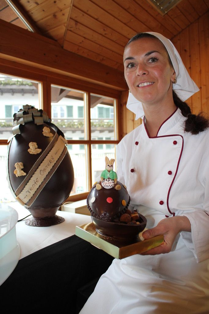 Jedes Teil der Osterausstellung ist ein Unikat, betont Simone Salzgeber – so auch dieses mit Pralinen gefüllte Osterei. Foto: VN/Stauber