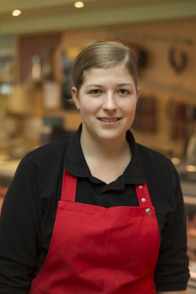 Jennifer Eisenkeil,VerkäuferinIch mag, dass die Arbeit sehr abwechslungsreich ist. Außerdem gefällt mir, dass wir heimische Produkte verkaufen.