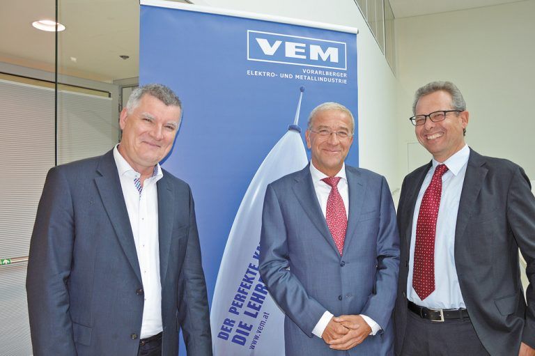 Johannes Collini (l.) und Alfred Felder (r.) leiten die V.E.M. – Kurt Hofstädter referierte.  Foto: WKV