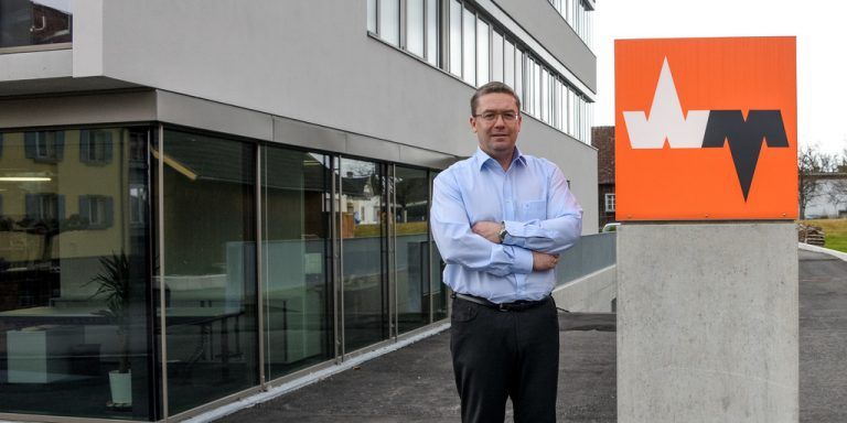 Johannes Wilhelm vor der neuen Firmenzentrale in Götzis. Der Umzug über das Bachufer erfolgte vor rund drei Monaten. Viel Wert legte man auf Kommunikationsflächen auf allen Ebenen. Fotos: VN/Lerch