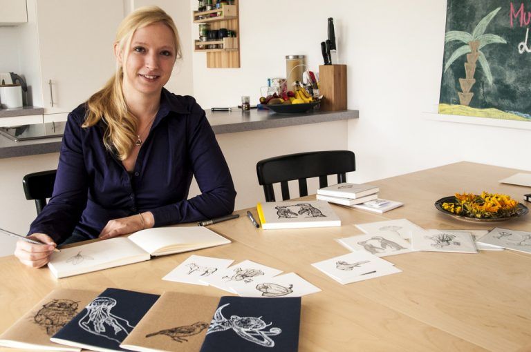 Julia Haslinger gestaltet im Miniatelier sogenannte Mitnahmeartikel mit kreativem Touch. Foto: Hofer