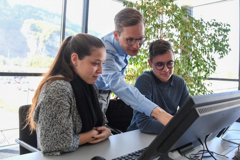 Julian Brunner (M.) bringt mit viel Begeisterung Lehrlinge auf den Weg. Auch Topweiterbildungsmöglichkeiten sind große Karrierechancen. lerch