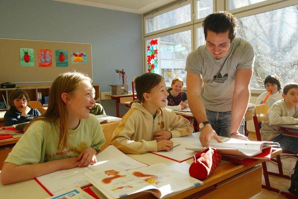 An berufsbildenden Schulen helfen Betriebe aus, um Praxisstunden zu ermöglichen.