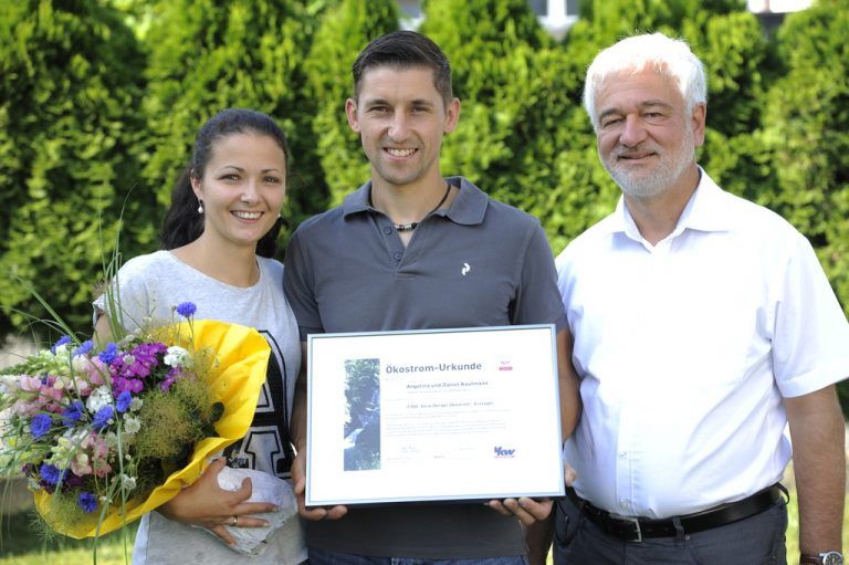 Karl Dörler (r.) gratuliert Angelina und Daniel Kaufmann, den 3000. Ökostrom-Erzeugern der VKW Ökostrom. Foto: VKW