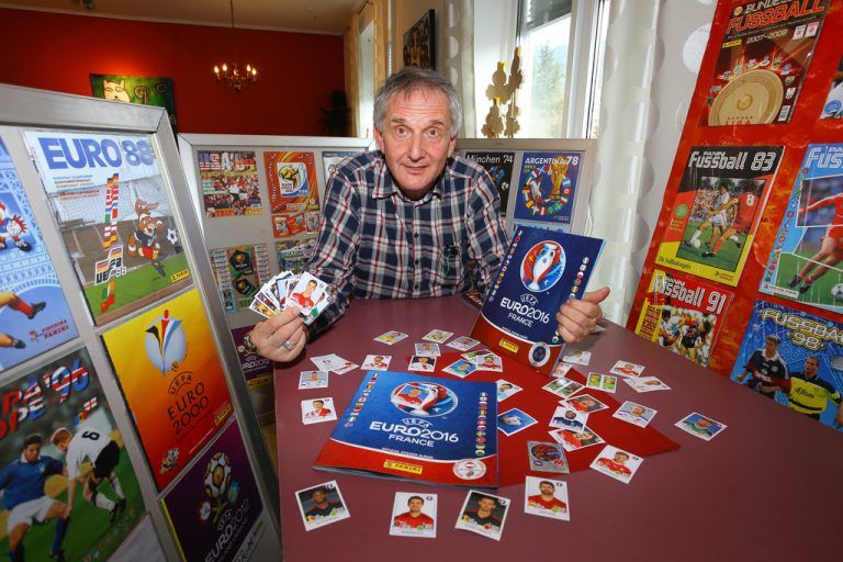 Kaum einer kann auf eine solch stolze Anzahl an Panini-Alben verweisen, wie der Lochauer Kurt Prenner-Platzgummer. Foto: Hofmeister