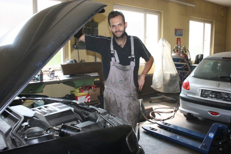 Kevin Entlicher bietet seinen Kunden Autoreparaturen und Service zu besten Konditionen. foto: VN/Scalet