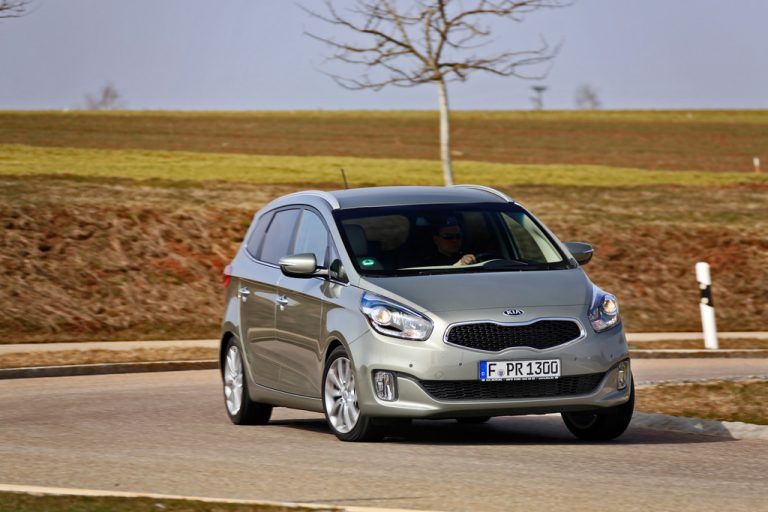 Kia Carens: Der kompakte Korea-Van offeriert in der Basis-Version fünf und gegen Aufpreis sieben Personen Platz.