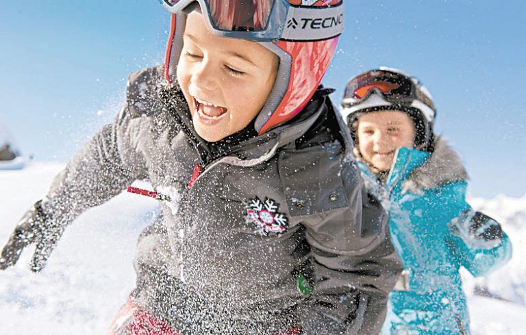 Kinder SkisafariBei der Kinder Skisafari erwartet die Kinder ein erlebnisreicher Tag am Golm. Tiefschneeabfahrten und Grillen im Wald inklusive.