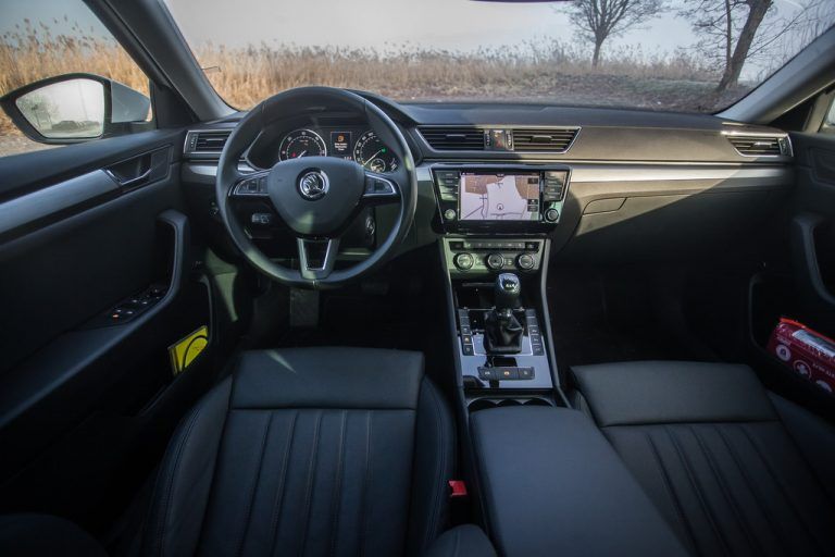 Klar und übersichtlich gezeichnetes Cockpit.