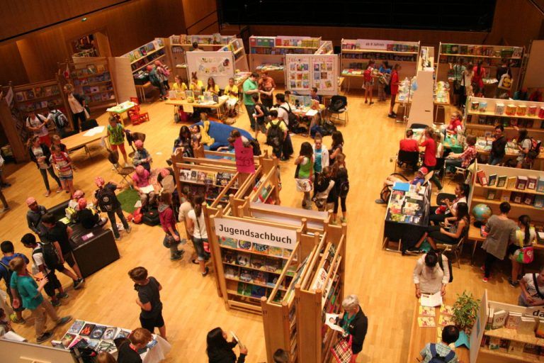 Kleine und große Bücher-Fans kommen ab heute bei der vierten Kinder- und Jugendbuchmesse „Buch am Bach“ in Götzis voll auf ihre Kosten.