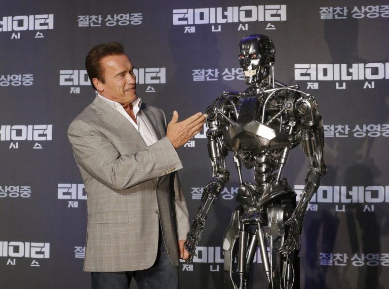Können Kampfroboter, wie Arnold Schwarzeneggers Partner in „Terminator Genisys“, bald an realen Kriegsfronten eingesetzt werden?   Foto: AP