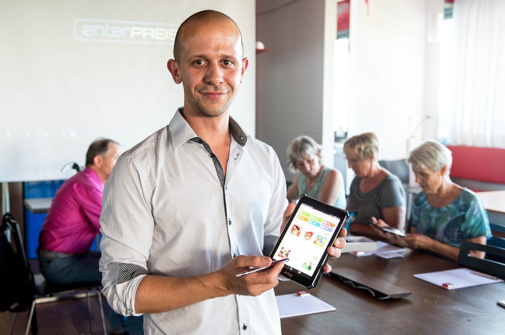 Mit dem Tablet vertraut