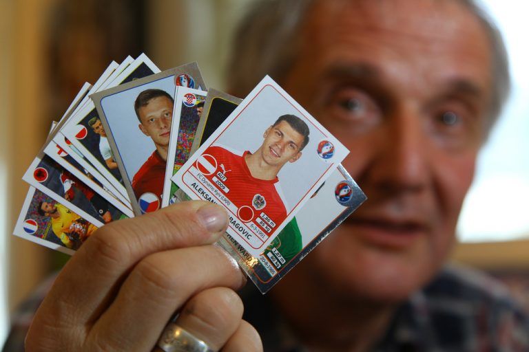 Kurt Prenner-Platzgummer hat sich bereits die ersten Sticker für das EURO-2016-Album gesichert. Foto: Hofmeister