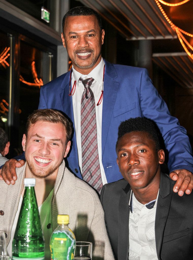 Lassaad Chabbi mit Julian Wießmaier und Jodel Dossou.