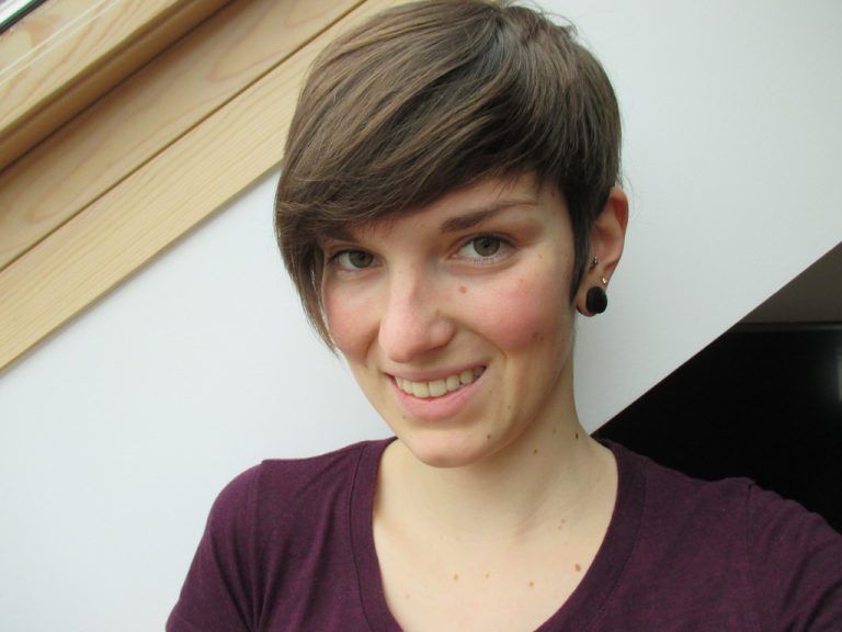 Laura, 20 JahreGanze vier Monate trank ich keinen Schluck Alkohol. Besonders schockiert in dieser Zeit hat mich, wie Alkohol für viele beim Ausgehen nicht mehr wegzudenken ist. Ich habe meist dann die lustigsten Abende, wenn ich nichts trinke und daher bis zum Schluss fit bleibe.