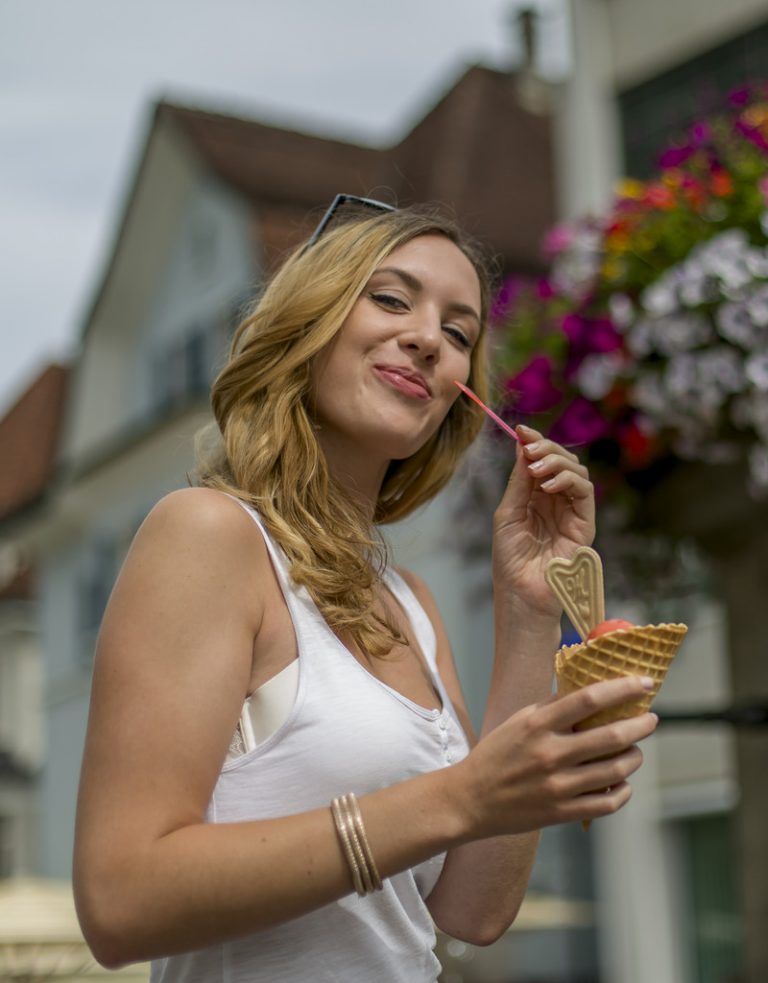Laura aus Bregenz verzehrt genüsslich am Dornbirner Marktplatz ein deliziöses Eis. Je präsenter der Sommer ist, desto mehr steigt der Gusto auf Eis.