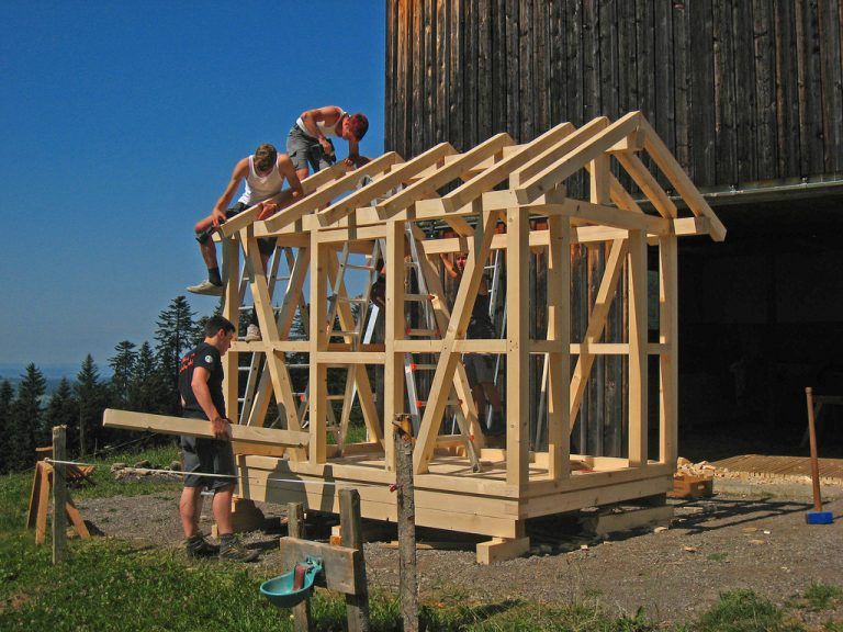 Lehrlinge im ersten Ausbildungsjahr zum Zimmerer bauten in Riefensberg drei Häuschen. Foto: WKV