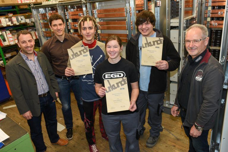Lehrlinge Kerstin Wohlgenannt, Christoph Lassacher und Marcel Auer mit IM Ehgartner, Chef Fussenegger und Ausbilder Jäger.  Foto: Stiplovsek
