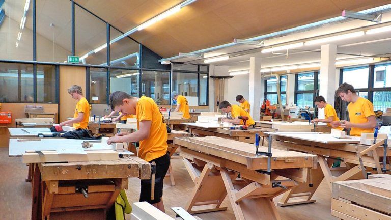 Lehrlinge 25 Zimmerer-Lehrlinge des ersten Lehrjahres stellten ihr bereits erlerntes Wissen beim Lehrlingswettbewerb unter Beweis. Der erste Platz ging dabei an Fabian Georg Burtscher (Lehrbetrieb: Gilbert Burtscher) vor Marcel Giselbrecht (Blank Holzbau) und Linus Rinderer (Gilbert Burtscher). „Wer in seinem Job kompetent ist, hat auch Spaß daran“, erklärt Innungsmeister Herbert Brunner. wkv