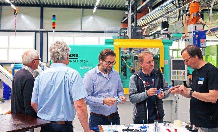 Lercher Open Fast 500 Besucher strömten bei der 17. Auflage des Tags der offenen Tür bei Lercher Werkzeugbau in Klaus durch die Fertigung. Die Lercher-Lehrlinge erklärten mit sichtlichem Stolz, wie die Produkte, die aus unserem Leben nicht mehr wegzudenken sind, hergestellt werden ( im Bild r. Dominik Lercher). Fa