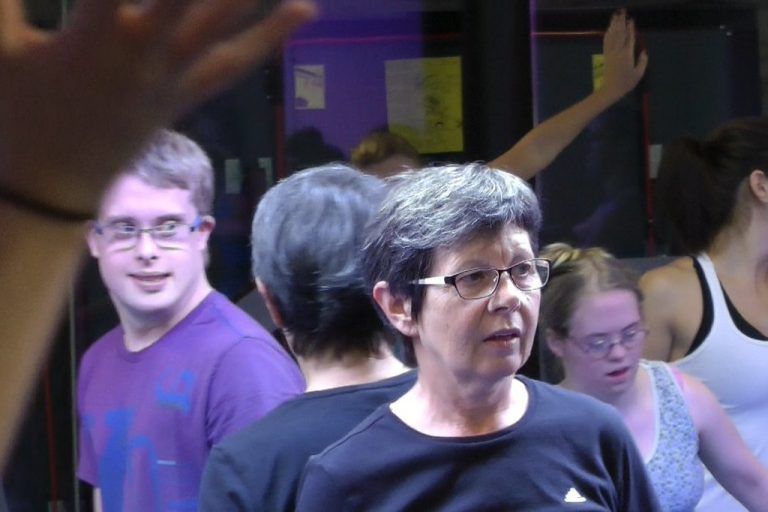 Liba Selner trainiert die Tänzer des Tanzhaus Hohenems für die Aufführung bei der Gymnaestrada 2015 in Finnland. FOTO: SELNER  