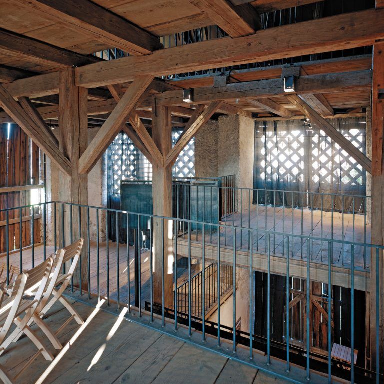 Lichtspiel. Zarte Vorhänge dämmen das Licht für den Ausstellungs- und Veranstaltungsbetrieb und zeichnen verspielte Rautenmuster in den Raum.