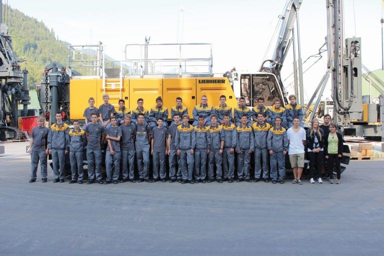 LIEBHERR: Für insgesamt 32 Burschen und Mädchen begann ein neuer, spannender Lebensabschnitt. Sie starteten im Werk Nenzing in den Berufen Stahlbau-/Schweißtechniker, Lackiertechniker, Elektrotechniker, Maschinenbautechniker, Konstrukteur sowie Bürokauffrau. Liebherr bildet bereits seit den Anfangsjahren in den 70ern aus. Foto: Liebherr