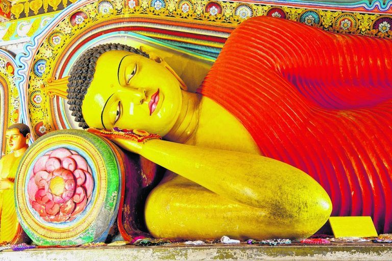 Liegender Buddha im Isurumuniya-Tempel in Anuradhapura.