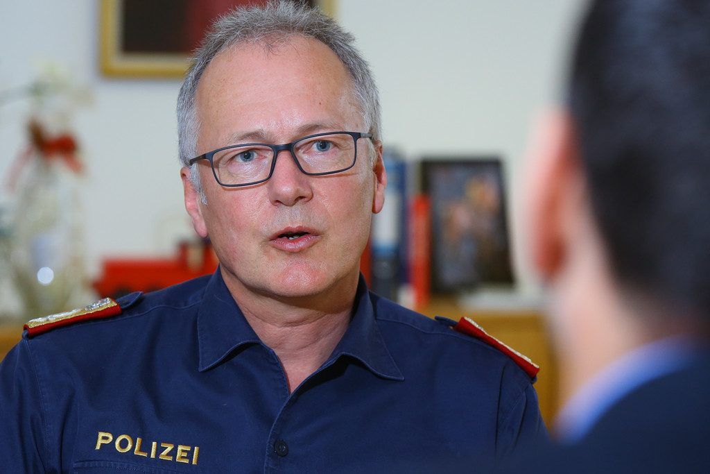 Landespolizeidirektor Ludescher über den Postkartenräuber und „Blood &amp; Honour“.