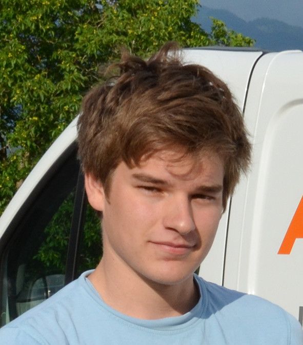 Lukas Buxbaum, 
              Frässpezialist, Pilot
            Mich reizt sowohl das Arbeiten mit Luftfahrzeugen als auch der Umgang mit der verbauten Elektronik sowie das Entwickeln neuer Geräte und Technik.