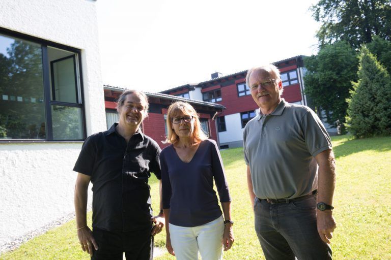 Lukas Hartwig, Maria Nocker und Wolfgang Menz (v. l.) hängen mit der Carina weiter in der Warteschleife. Foto: vn/hartinger