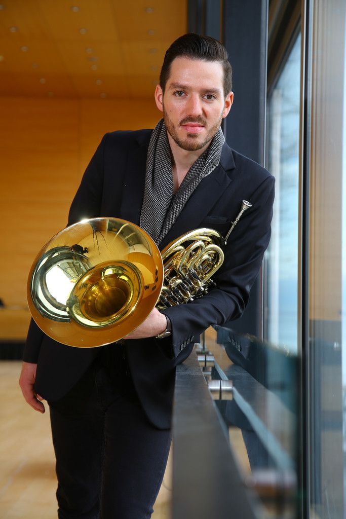 Lukas Rüdisser wirkt als Hornist in der Produktion „Die Entführung aus dem Serail“ am Landestheater mit. Foto: VN/Hofmeister
