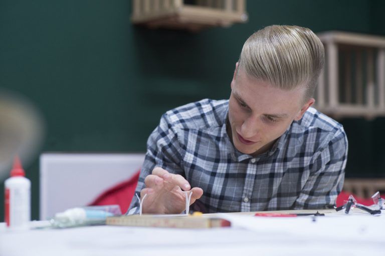 Lukas: Zur Vorbereitung auf die bevorstehende Diplomarbeit haben wir ein Projekt gesucht, bei welchem wir möglichst viel lernen: ein Projekt planen, managen, durchführen, finanzieren und controllen. Dass wir selber bauen, war uns anfangs gar nicht klar.