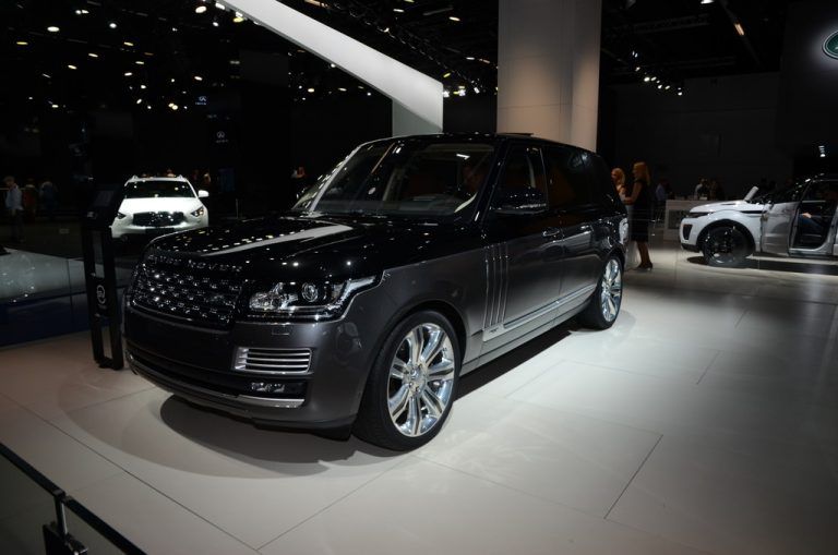 Luxus-SUVDas neue Range Rover Topmodell SVAutobiography leistet satte 550 PS. Das Karosserie-Styling ist handgefertigt, der Innenraum luxuriöser denn je.