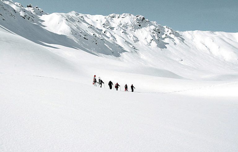 Madrisa RundtourDer Klassiker unter den Skirouten besteht schon seit mehr als 50 Jahren. Diese technisch leichte Tagestour führt auf alten Schmugglerrouten von Gargellen in die Schweiz und wieder zurück.